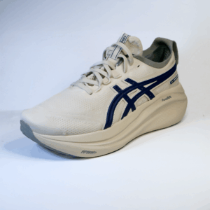 ASICS Gel-Kayano 31 Club Track con diseño deportivo y soporte técnico para entrenamiento en pista o gimnasio