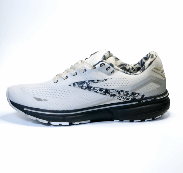 Brooks Ghost 15 Hombre con amortiguación DNA LOFT v2 y diseño neutro para running diario
