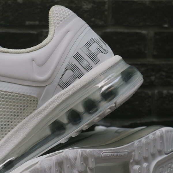 Nike Air Max 2013 blanco con unidad Air visible para running urbano y estilo casual