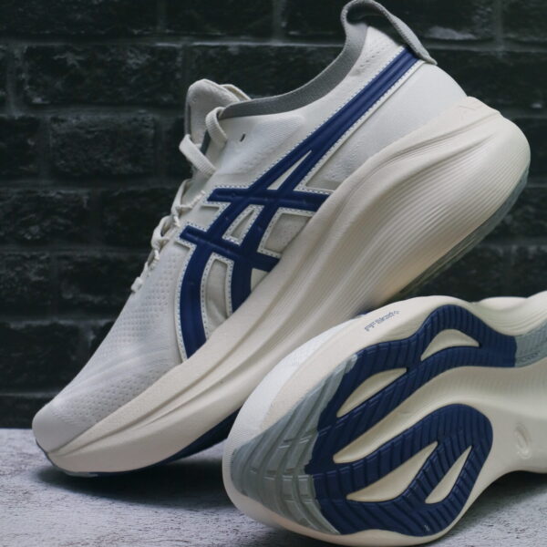 Gel-Kayano 31 Club Track - Image 5