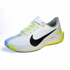 Nike Pegasus Plus en vista lateral, zapatilla deportiva con tecnología de amortiguación y diseño moderno
