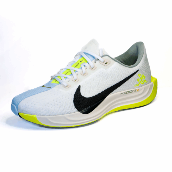 Nike Pegasus Plus en vista lateral, zapatilla deportiva con tecnología de amortiguación y diseño moderno