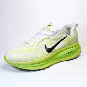 Tenis Nike Vomero 18 color negro – vista lateral amortiguación premium para correr