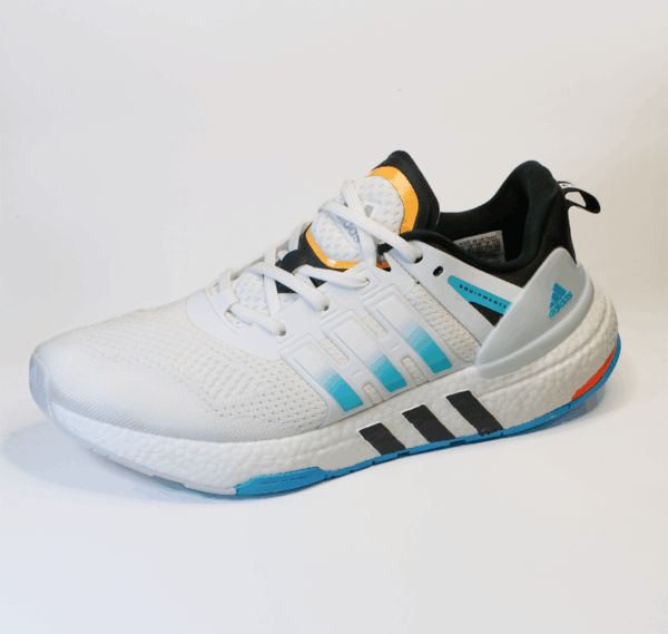 Adidas Equipment Plus con diseño retro y materiales ligeros para uso urbano diario