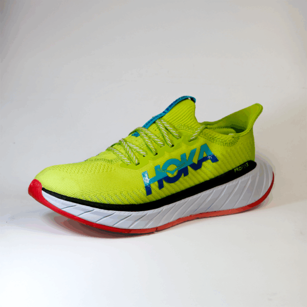 Hoka Carbon X3 con placa de carbono para velocidad y propulsión en carreras largas
