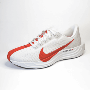 Nike Pegasus Plus en vista lateral, calzado deportivo con tecnología de amortiguación y diseño moderno