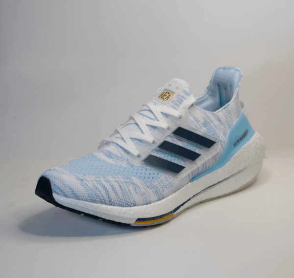 Adidas Ultraboost 21 AFA edición especial – vista lateral, calzado deportivo con diseño Argentina
