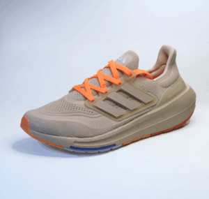 Tenis Adidas Ultraboost Light vista lateral – calzado de running ultraligero Imagen en uso (persona corriendo o entrenando):