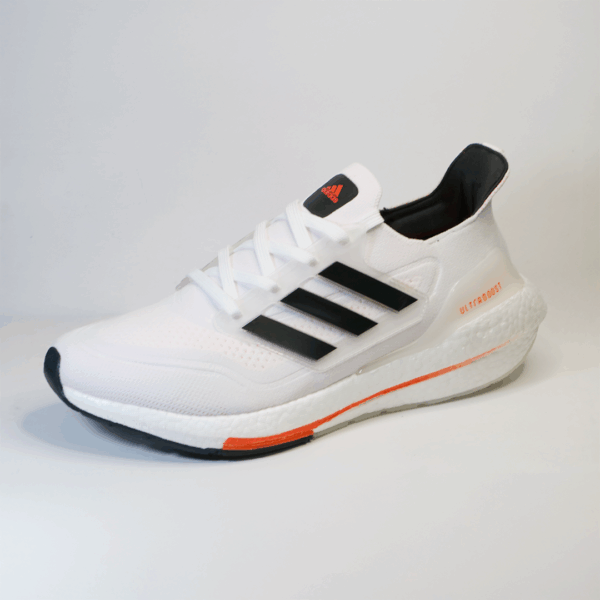 Adidas Ultraboost 21 blanco con negro para running urbano y entrenamiento diario Título de la imagen: